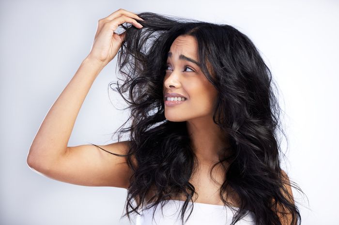 Rambut Frizzy Bikin Kesal? Atasi dengan Tips Jitu Ini!