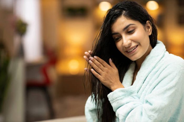 Rambut Berminyak Tenang, Ada Solusi! Panduan Lengkap Merawat Rambut Berminyak Agar Tetap Sehat dan Berkilau