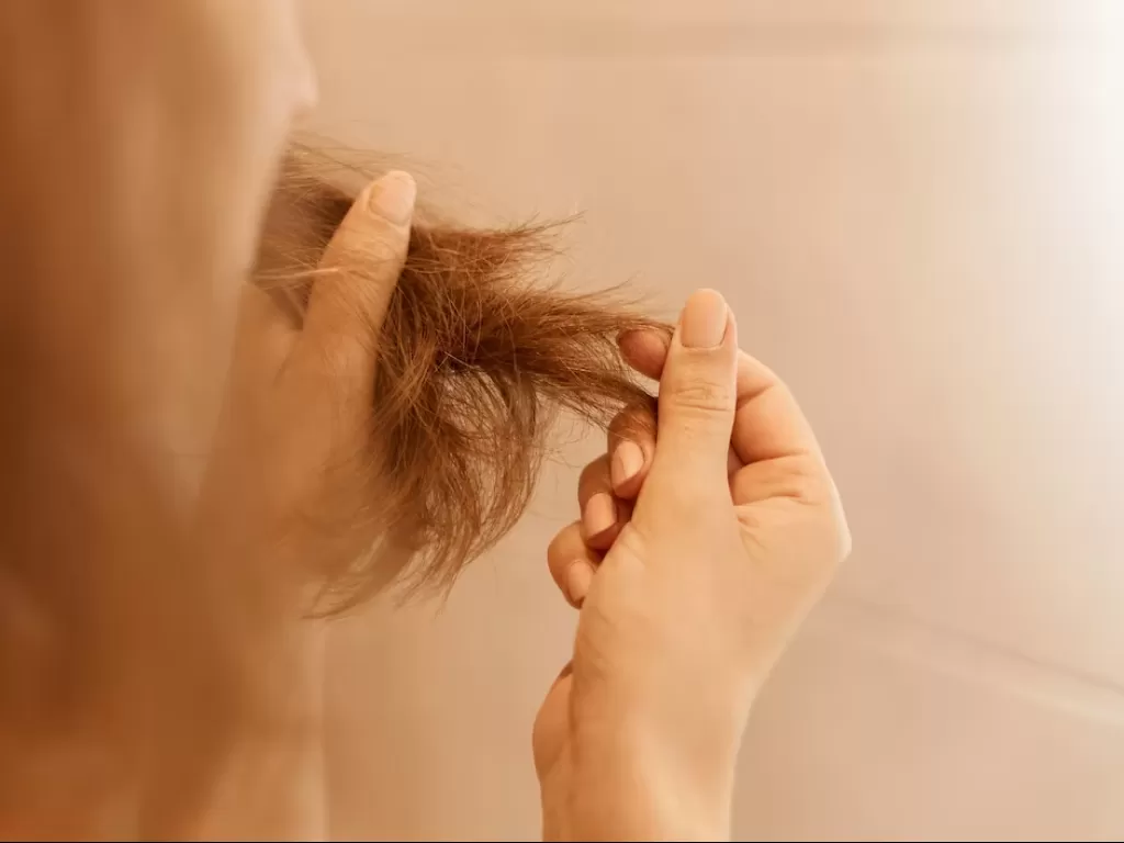 Rambut Kering dan Kusam? Atasi Secara Alami dengan Tips Ini!