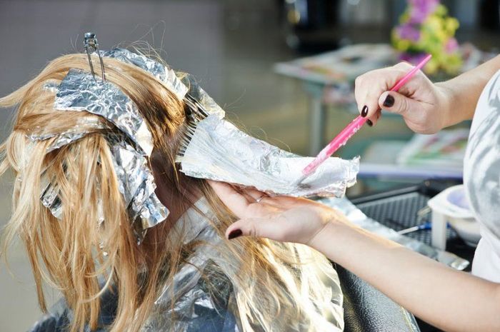 Mengapa Rambut Saya Rontok Setelah Mewarnai Rambut?