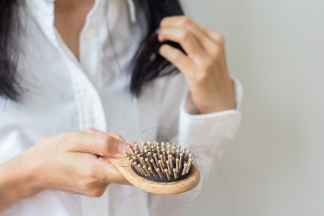 Rambut Rontok: Mimpi Buruk Setiap Wanita, Apa Penyebabnya dan Bagaimana Mengatasinya?