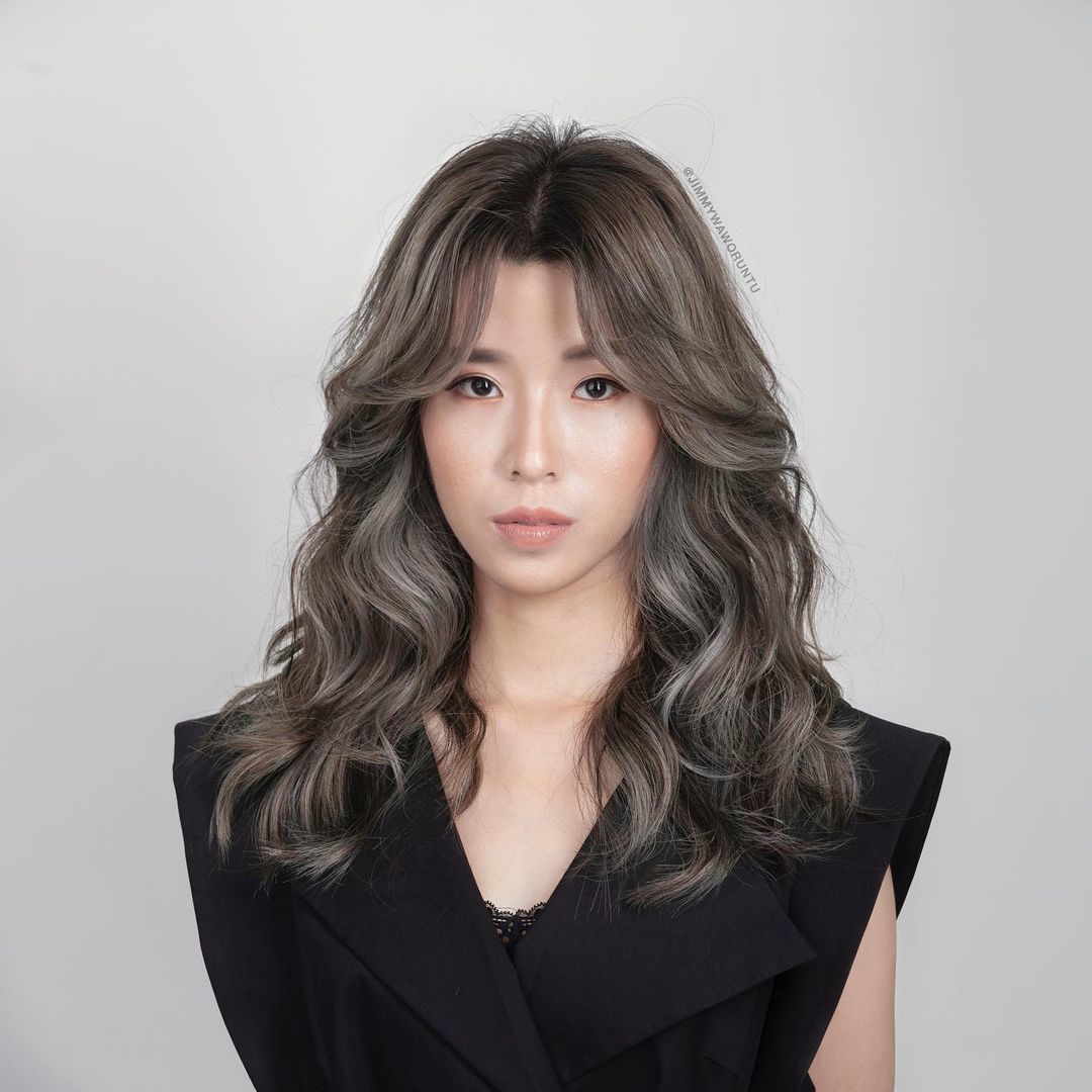 Cara Mendapatkan Warna Rambut Silver yang Trendy dan Elegan