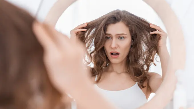 Rambut Lepek? Mungkin Shampo Anda yang Salah!