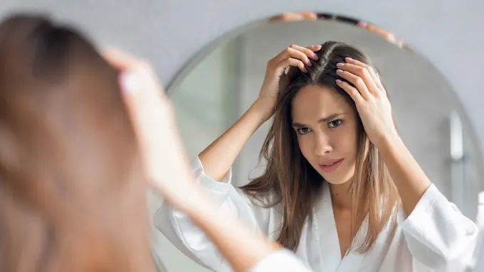 5 Shampo Alami untuk Rambut Berketombe yang Ampuh