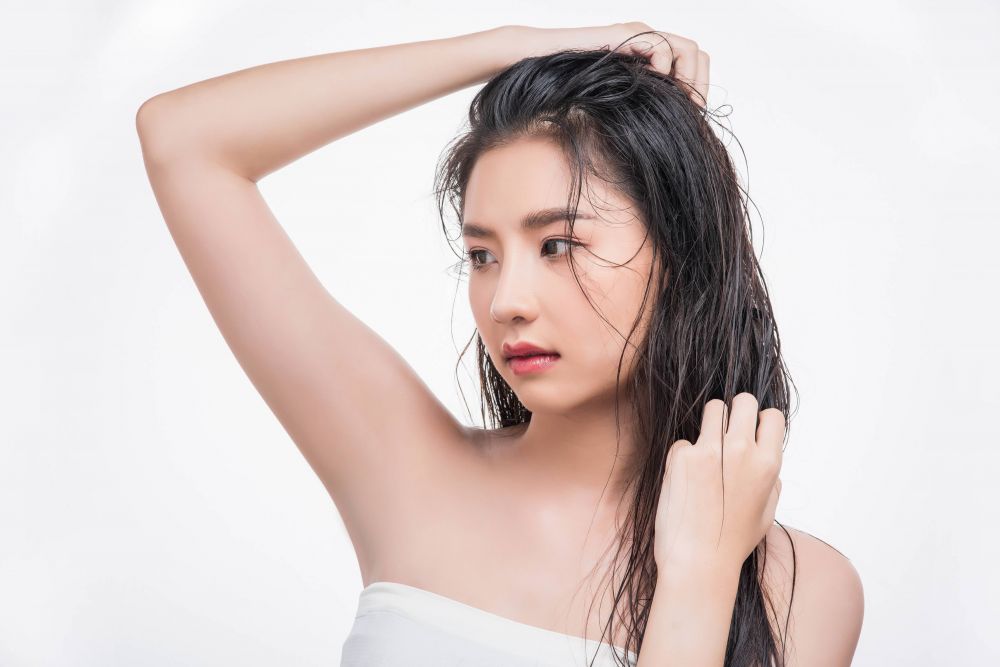 Minyak Berlebih di Rambut? Kenali Penyebab dan Cara Mengatasinya!