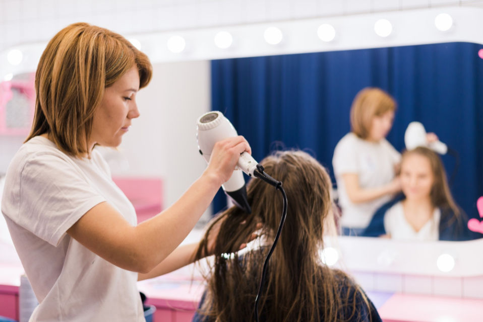 Efek Penggunaan Hair Spray Terlalu Sering Terhadap Kesehatan Rambut: Tips Penggunaan yang Tepat dan Cara Membersihkannya dengan Benar