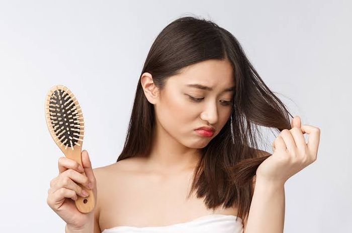 Kenapa Rambut Saya Cepat Rontok? Simak Solusinya di Sini!