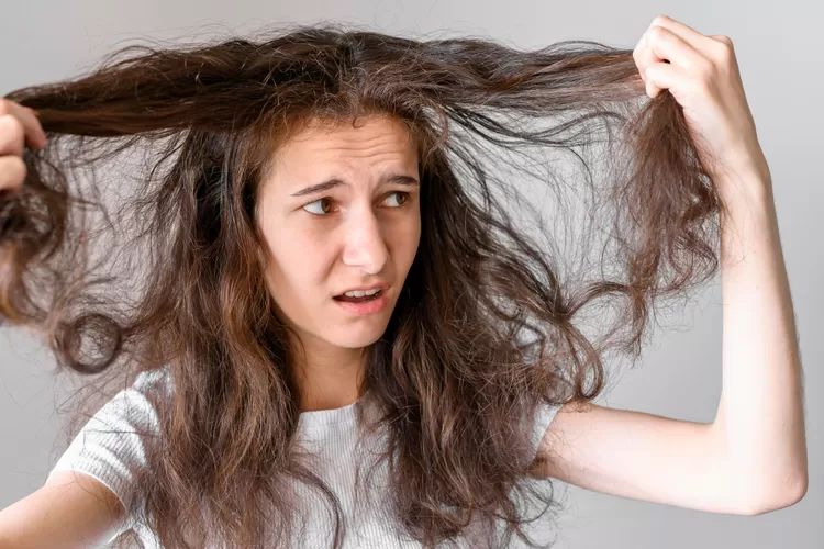 Rambut Anda Kasar dan Mengembang? Begini Cara Merawatnya!